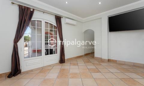 Moradia T5  com Piscina e garagem – Guia