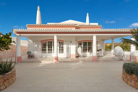 Moradia T5  com Piscina e garagem – Guia