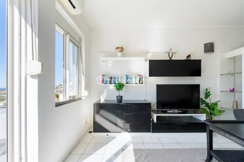 Apartamento T1 para Venda em Albufeira e Olhos de Água – Penthouse com Vistas Panorâmicas sobre Mar