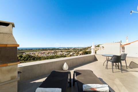 Apartamento T1 para Venda em Albufeira e Olhos de Água – Penthouse com Vistas Panorâmicas sobre Mar