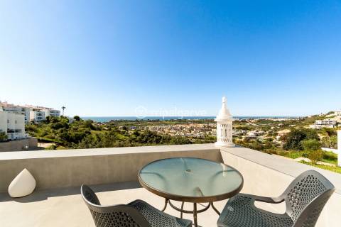 Apartamento T1 para Venda em Albufeira e Olhos de Água – Penthouse com Vistas Panorâmicas sobre Mar