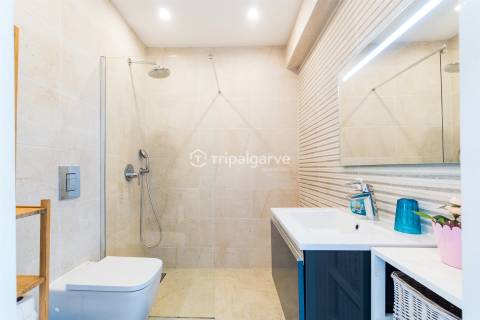 Apartamento T1 para Venda em Albufeira e Olhos de Água – Penthouse com Vistas Panorâmicas sobre Mar