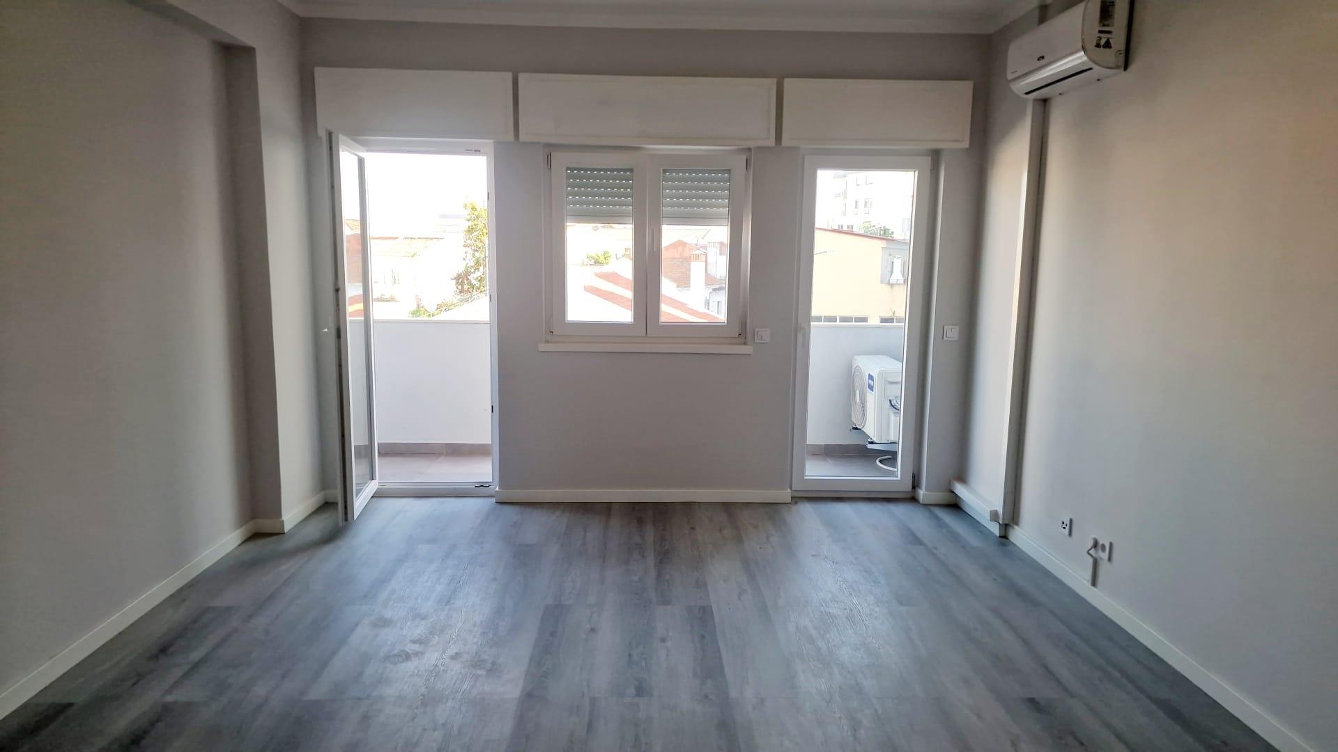 T3 Renovado com Vista Rio e Localização Privilegiada