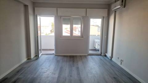 T3 Renovado com Vista Rio e Localização Privilegiada