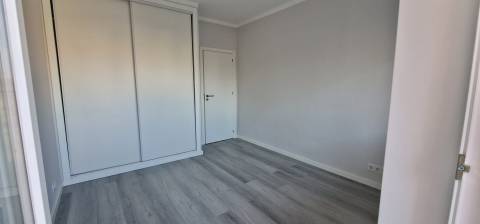 T3 Renovado com Vista Rio e Localização Privilegiada