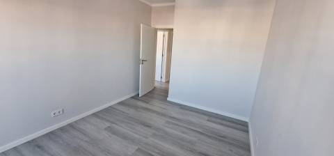 T3 Renovado com Vista Rio e Localização Privilegiada