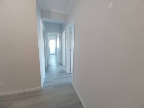 T3 Renovado com Vista Rio e Localização Privilegiada