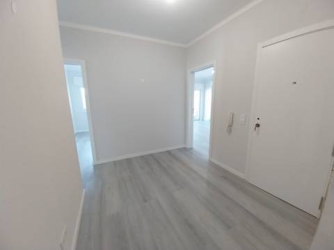 T3 Renovado com Vista Rio e Localização Privilegiada