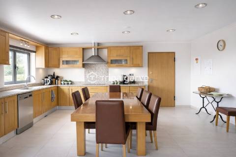 Moradia V4 com vista panorâmica 360º em Tunes