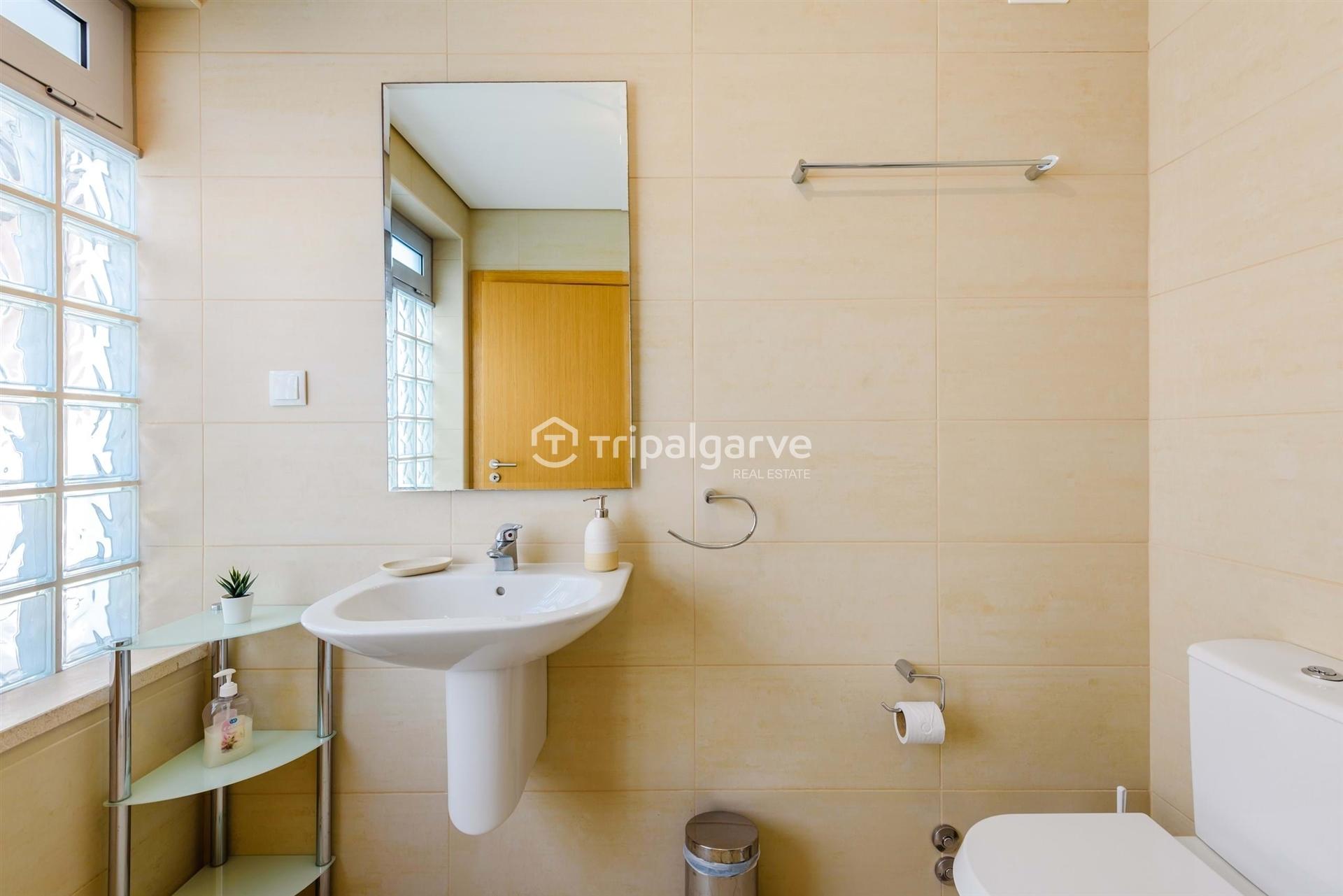 Moradia em Banda T3 com Jacuzzi e Vistas Sobre a Ria Formosa na Fuseta, Algarve