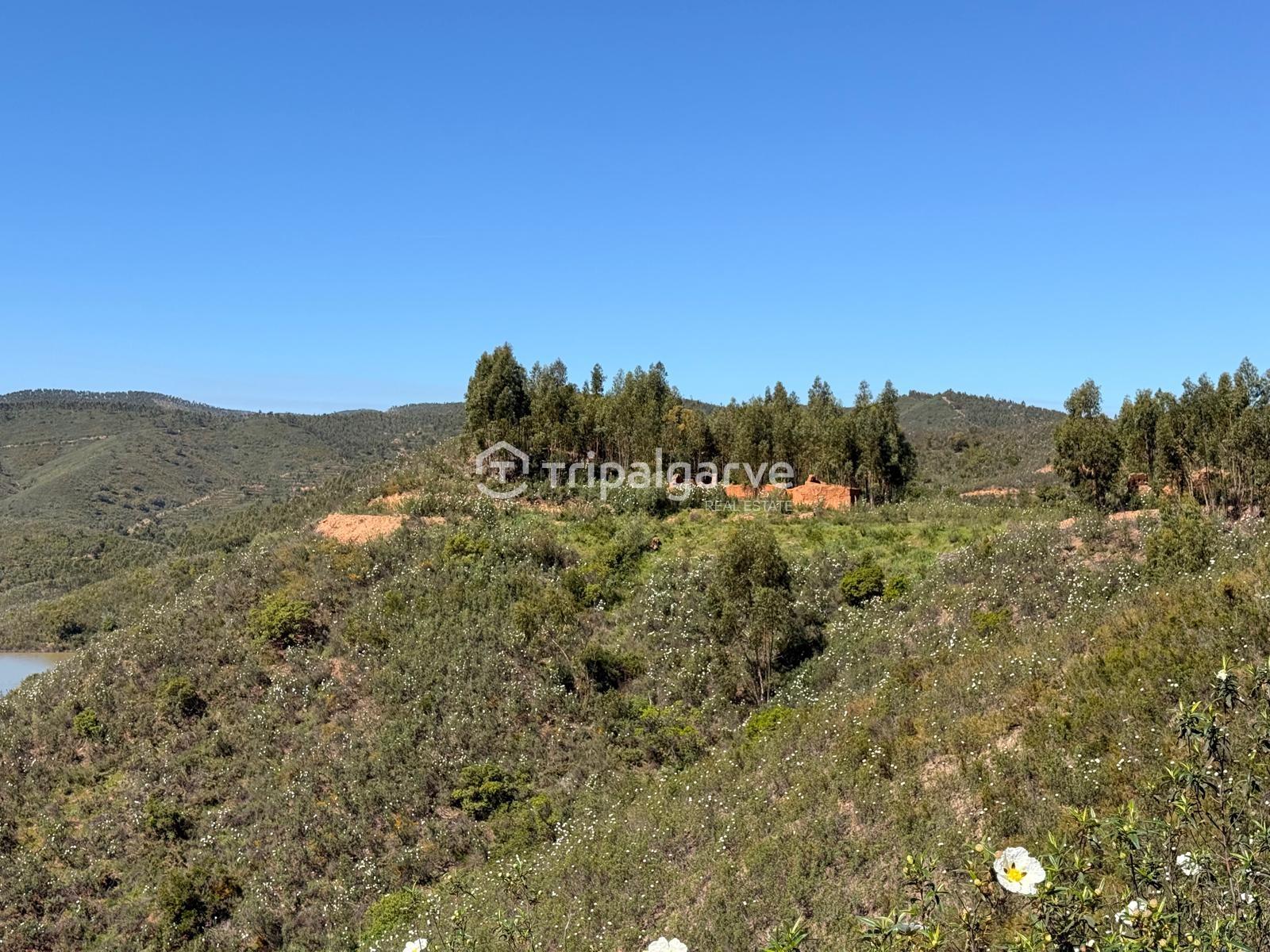 Terreno Misto com Ruínas na barragem de Odelouca