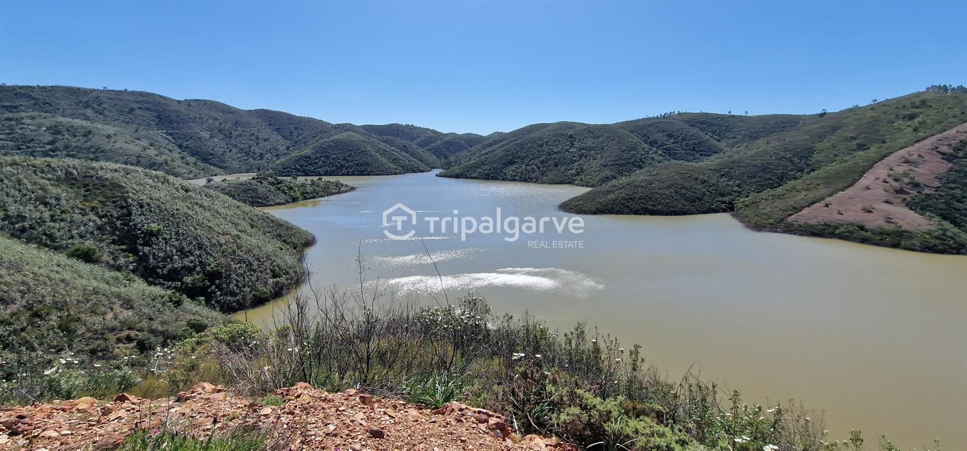 Terreno Misto com Ruínas na barragem de Odelouca