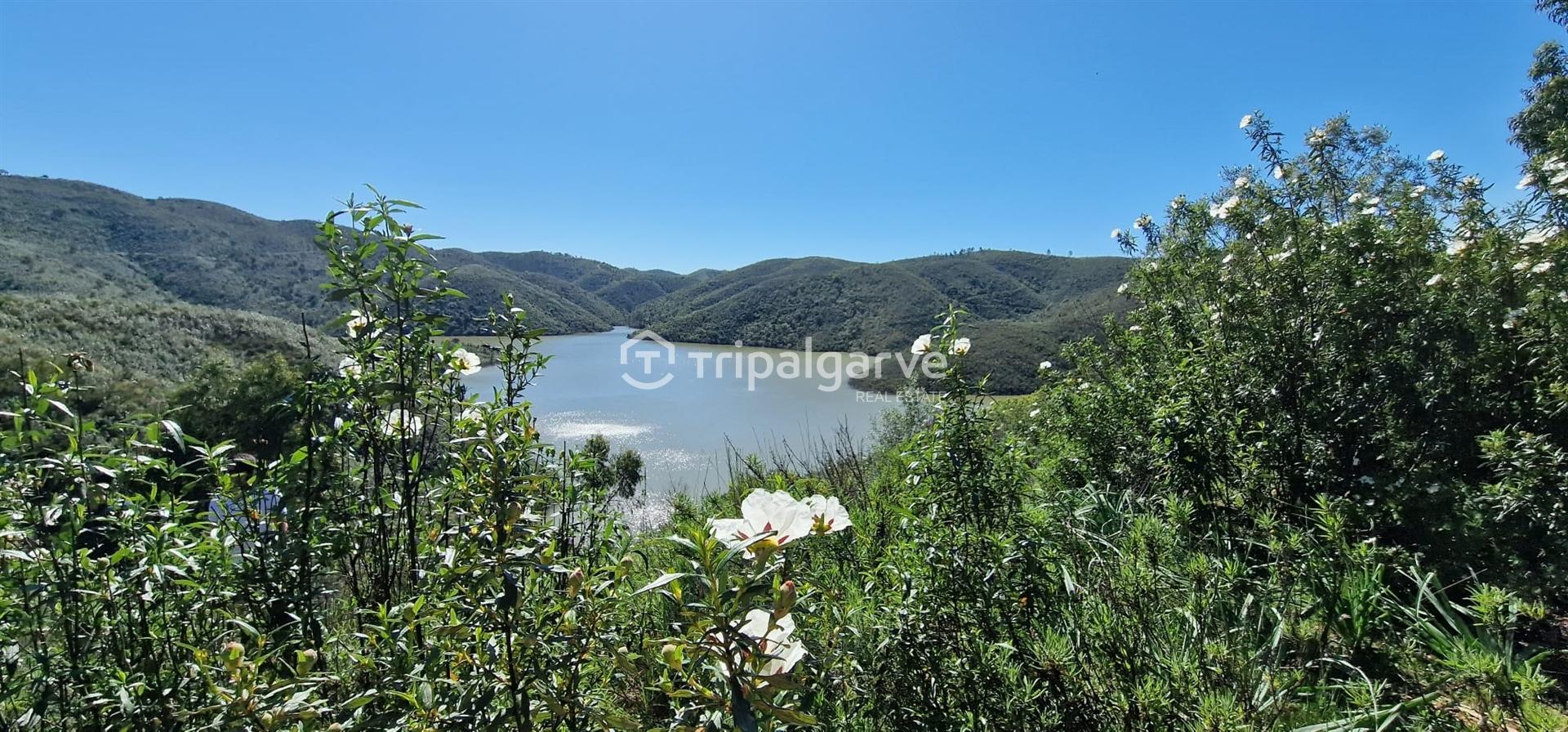 Terreno Misto com Ruínas na barragem de Odelouca