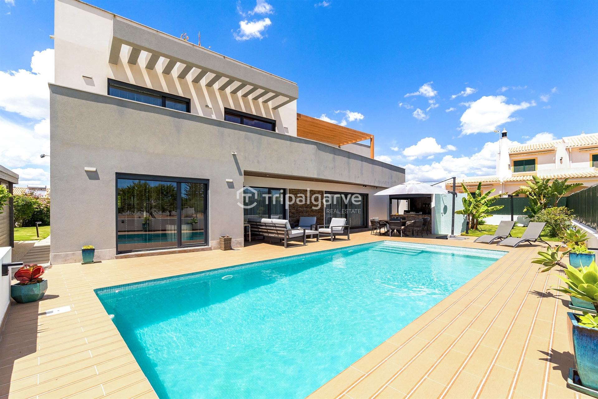 Moradia de 4 quartos com piscina aquecida, perto das praias e dos campos de golfe de Albufeira