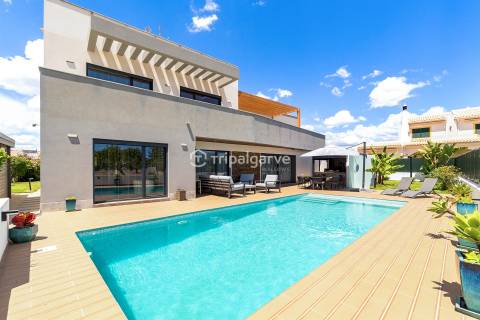 Moradia de 4 quartos com piscina aquecida, perto das praias e dos campos de golfe de Albufeira
