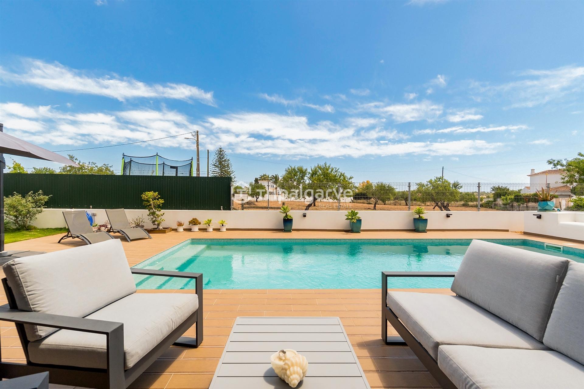 Moradia de 4 quartos com piscina aquecida, perto das praias e dos campos de golfe de Albufeira