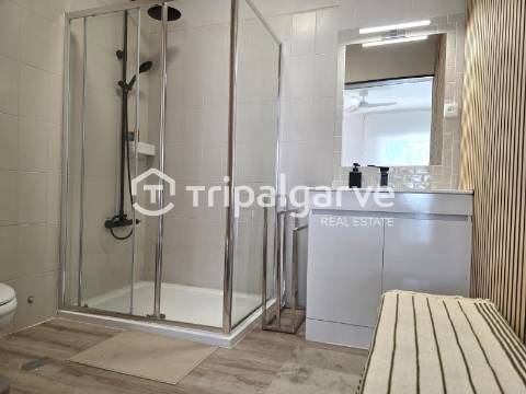 Apartamento T1 renovado em condomínio com piscina em Vilamoura
