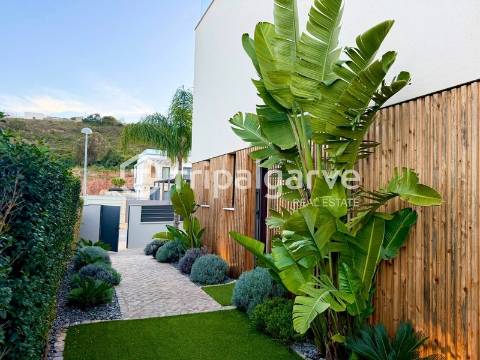 Moradia de Arquitetura Contemporânea V3 na Marina de Albufeira com Vista Mar