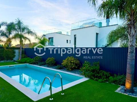 Moradia de Arquitetura Contemporânea V3 na Marina de Albufeira com Vista Mar