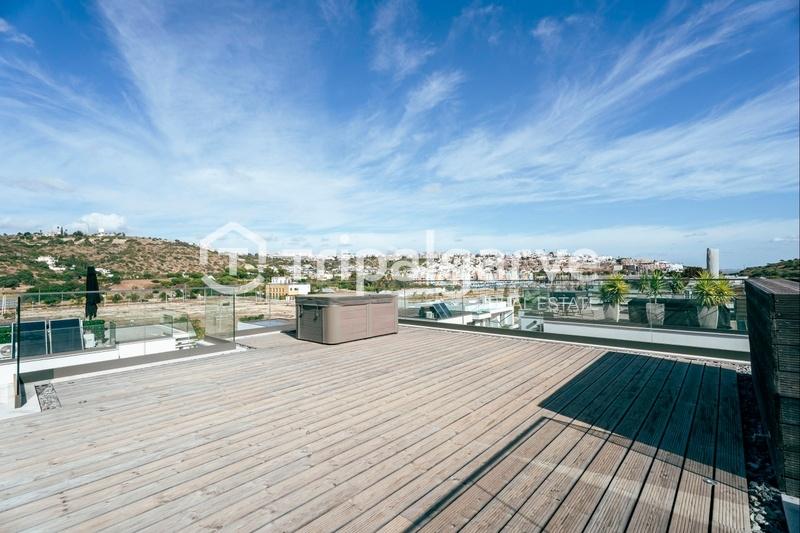 Moradia de Arquitetura Contemporânea V3 na Marina de Albufeira com Vista Mar