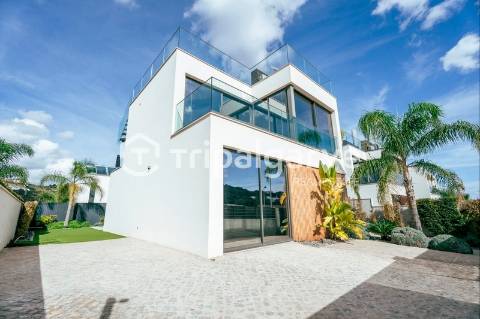 Moradia de Arquitetura Contemporânea V3 na Marina de Albufeira com Vista Mar