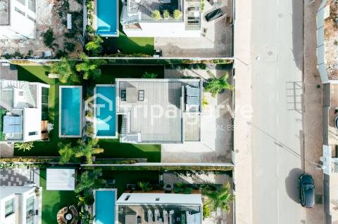 Moradia de Arquitetura Contemporânea V3 na Marina de Albufeira com Vista Mar