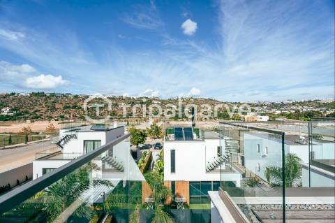 Moradia de Arquitetura Contemporânea V3 na Marina de Albufeira com Vista Mar