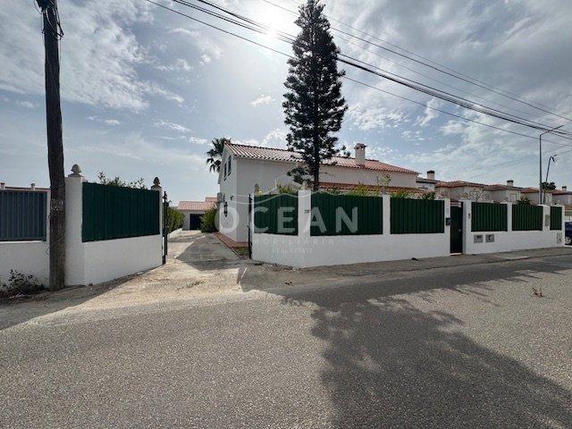 Moradia independente à venda na rua da Escola de Brejos Clérigo