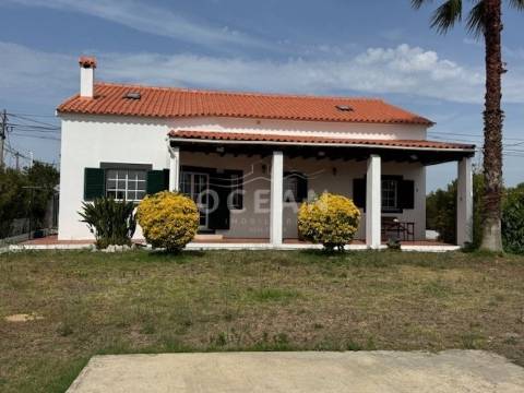 Moradia independente à venda na rua da Escola de Brejos Clérigo