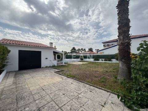 Moradia independente à venda na rua da Escola de Brejos Clérigo