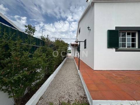 Moradia independente à venda na rua da Escola de Brejos Clérigo