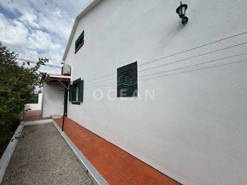 Moradia independente à venda na rua da Escola de Brejos Clérigo