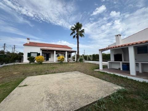 Moradia independente à venda na rua da Escola de Brejos Clérigo