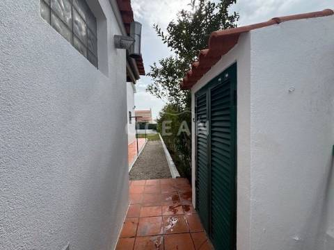 Moradia independente à venda na rua da Escola de Brejos Clérigo
