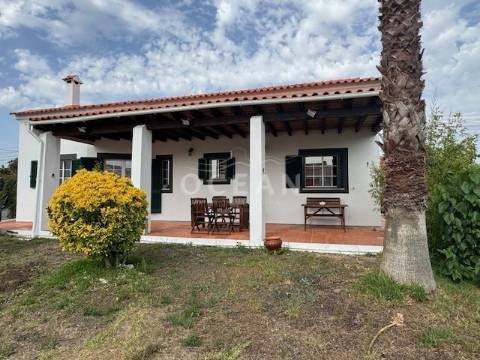 Moradia independente à venda na rua da Escola de Brejos Clérigo