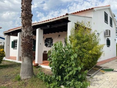 Moradia independente à venda na rua da Escola de Brejos Clérigo