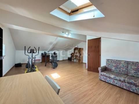 Moradia independente à venda na rua da Escola de Brejos Clérigo