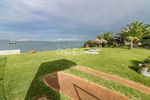 Moradia com piscina Soltroia primeira linha de água