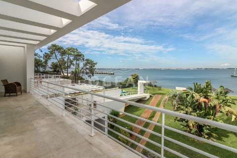 Moradia com piscina Soltroia primeira linha de água