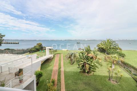 Moradia com piscina Soltroia primeira linha de água