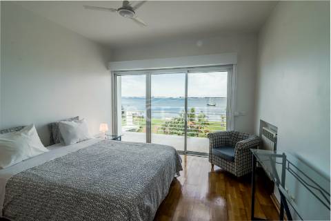 Moradia com piscina Soltroia primeira linha de água