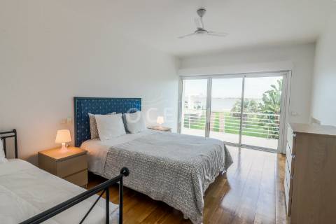 Moradia com piscina Soltroia primeira linha de água