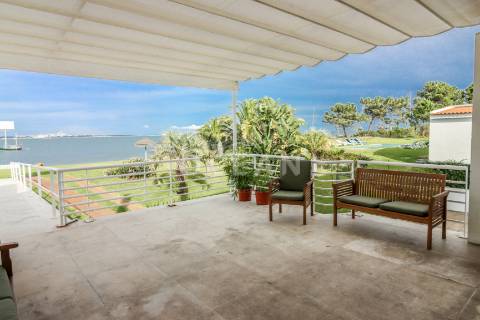 Moradia com piscina Soltroia primeira linha de água