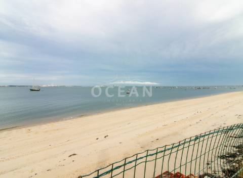 Moradia com piscina Soltroia primeira linha de água