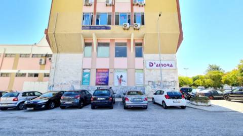 Excelentes lojas no Centro Comercial D'Amora, Amora, Seixal