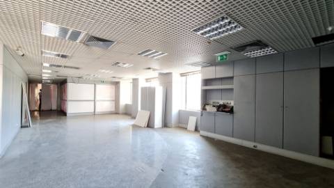 Excelentes lojas no Centro Comercial D'Amora, Amora, Seixal