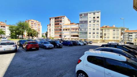 Excelentes lojas no Centro Comercial D'Amora, Amora, Seixal