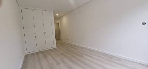 Novos, T3 na Urb. Quinta da Flamenga Oportunidade