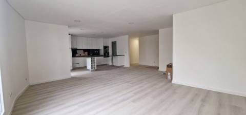 Novos, T3 na Urb. Quinta da Flamenga Oportunidade