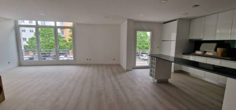 Novos, T3 na Urb. Quinta da Flamenga Oportunidade